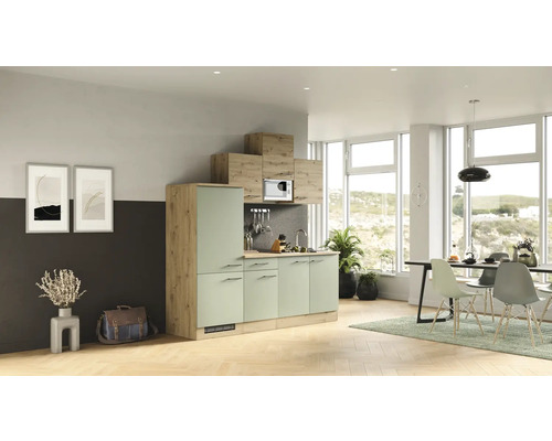 Svetlá kuchyňa so vstavanými skriňami, drezom a jedálenským kútom v moderne zariadenej izbe