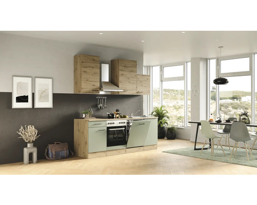 Svetlá kuchyňa s moderným nábytkom, jedálenským stolom a veľkými oknami