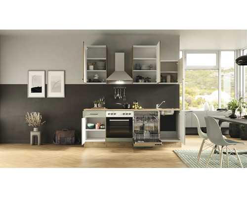 Vstavaná kuchyňa s umývačkou riadu, sporákom, digestorom a otvorenými skrinkami vo svetlej a priestrannej kuchyni.