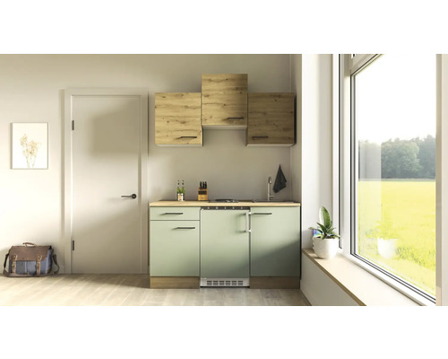 Kuchynská linka s drezom, varnou doskou, hornými skrinkami a vstavanou chladničkou vo svetlej, moderne zariadenej kuchyni.