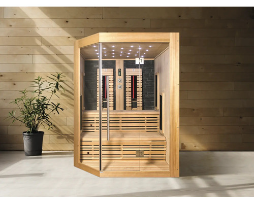 Infrasauna z dreva so sklenenými prvkami a lavicami