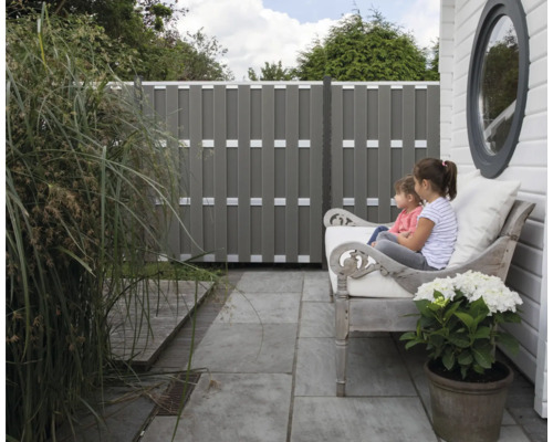 Záhrada s plotom na ochranu súkromia, lavičkou a rastlinami