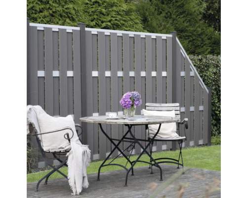 Záhrada s dreveným plotom a posedením so stolom a stoličkami