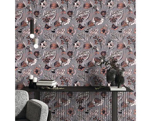 Dekoratívny interiér s tapetou s kvetinovým vzorom