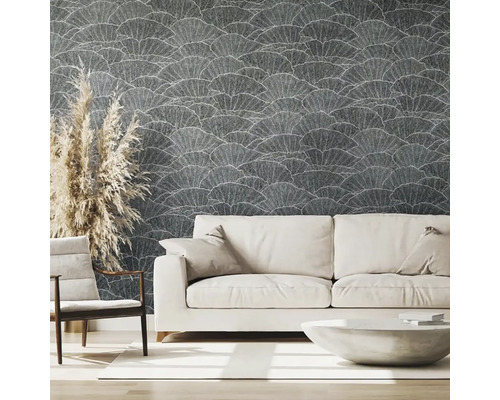 Obývacia izba s tapetou so vzorom, pohovkou a kreslom