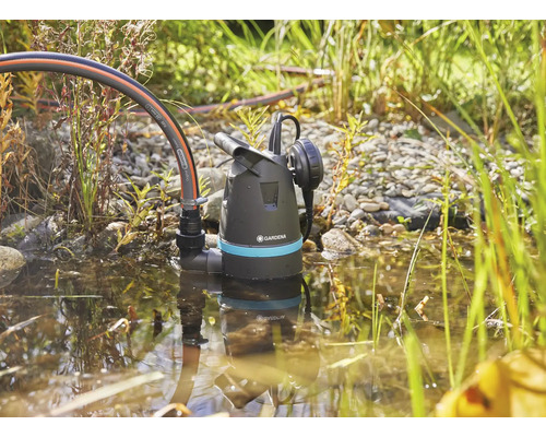 Ponorné kalové čerpadlo Gardena v rybníku s hadicou