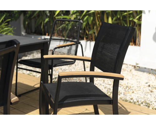 Záhradná scéna so stoličkami z kovu a dreva