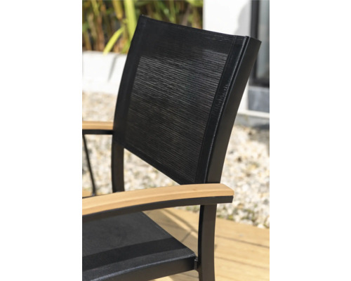 Detailný pohľad na záhradnú stoličku s textilným poťahom a drevenými podrúčkami