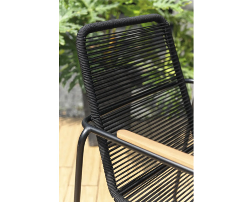 Detailný pohľad na čierne záhradné kreslo s opierkou na ruky