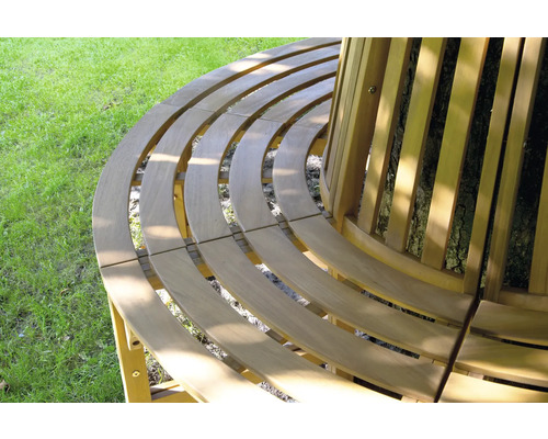 Drevená lavička okolo stromu v záhrade