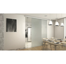 Svetlá jedáleň s jedálenským stolom, stoličkami, závesnými svietidlami a sklenenými posuvnými dverami do kuchyne