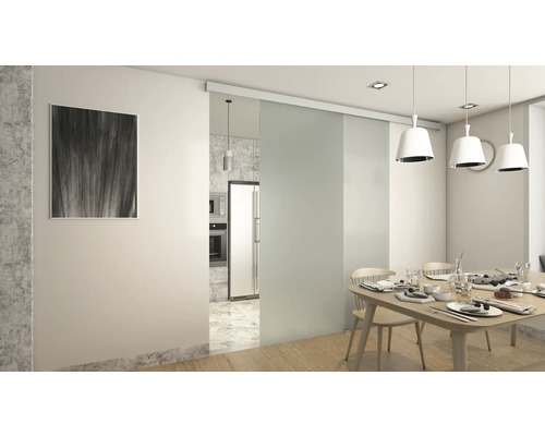 Svetlá jedáleň s jedálenským stolom, stoličkami, závesnými svietidlami a sklenenými posuvnými dverami do kuchyne