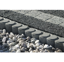 Detailný záber na dlažobné kocky, obrubníky a dekoračný štrk