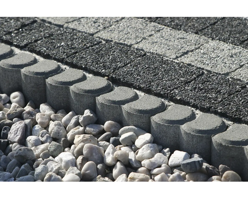 Detailný záber na dlažobné kocky, obrubníky a dekoračný štrk