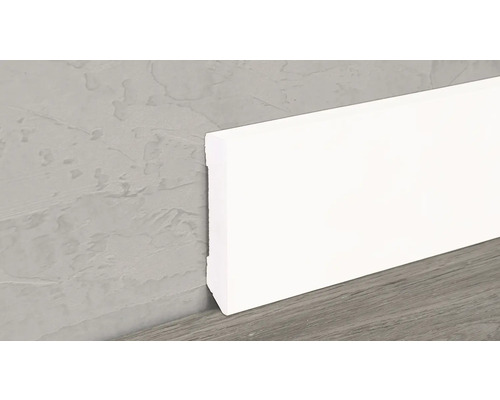 Biela podlahová lišta na stene