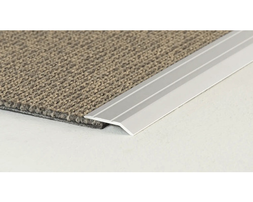 Detailný pohľad na okraj koberca s prechodovým profilom