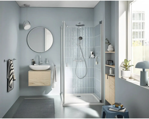 Moderná kúpeľňa so sprchovacím kútom, umývadlom a zrkadlom