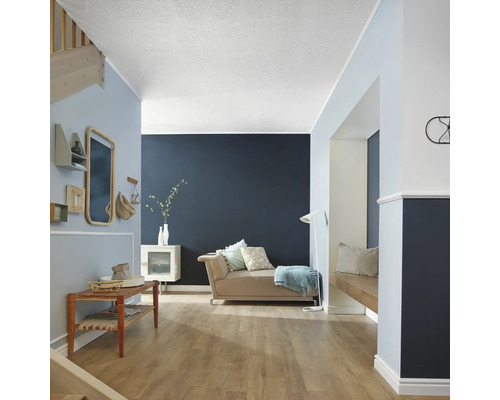 Svetlá miestnosť s drevenou podlahou, pohovkou, lavicou a dekoráciami