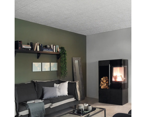 Obývacia izba so stropnými panelmi, pohovkou a krbovými kachlami