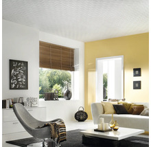 Obývacia izba so štruktúrovaným obložením stropu, kreslom a pohovkou