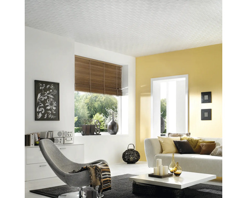 Obývacia izba so štruktúrovaným obložením stropu, kreslom a pohovkou