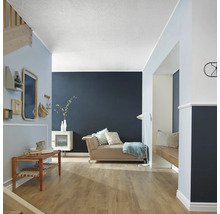 Svetlá izba s gaučom, drevenou lavicou, schodiskom a dekoráciami