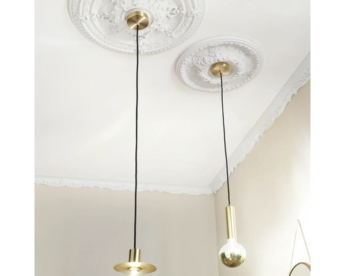 Dve závesné lampy so stropnými ružicami na strope