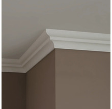 Roh miestnosti s bielou ozdobnou lištou medzi stenou a stropom