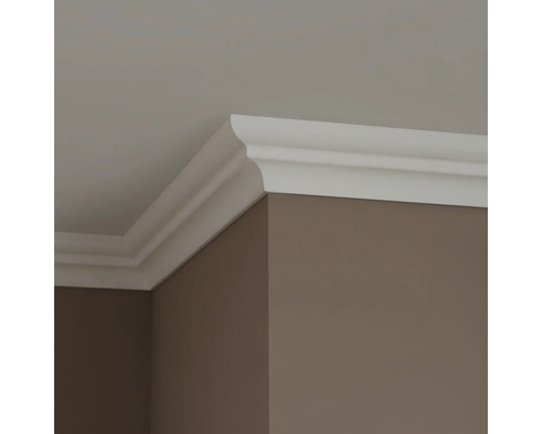 Roh miestnosti s bielou ozdobnou lištou medzi stenou a stropom