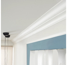 Interiérová snímka miestnosti so štukovými profilmi na strope a stene