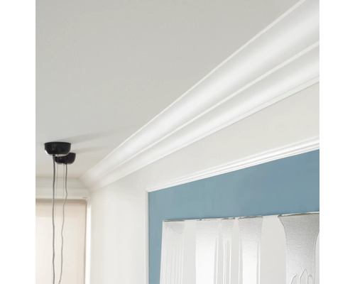 Interiérová snímka miestnosti so štukovými profilmi na strope a stene