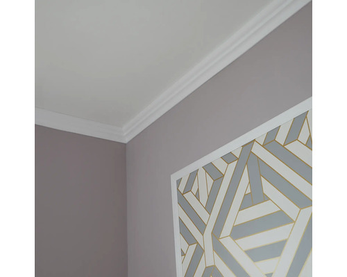 Roh miestnosti so stropnou lištou a dekoráciou na stenu