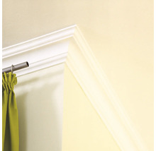 Výrez miestnosti so záclonovou tyčou a bielou ozdobnou lištou na strope