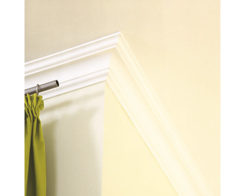 Výrez miestnosti so záclonovou tyčou a bielou ozdobnou lištou na strope