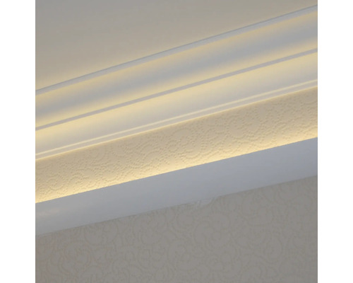 Dekoratívna lišta s nepriamym osvetlením na strope miestnosti