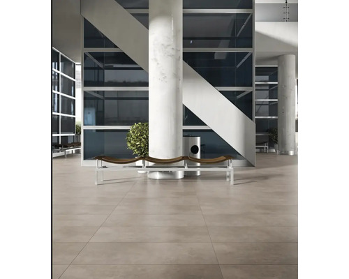 Interiér s podlahovými dlaždicami, lavičkou a stĺpmi