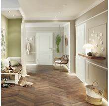 Vstupný priestor so šatňou, lavicou, zrkadlom a drevenou podlahou