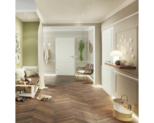 Vstupný priestor so šatňou, lavicou, zrkadlom a drevenou podlahou