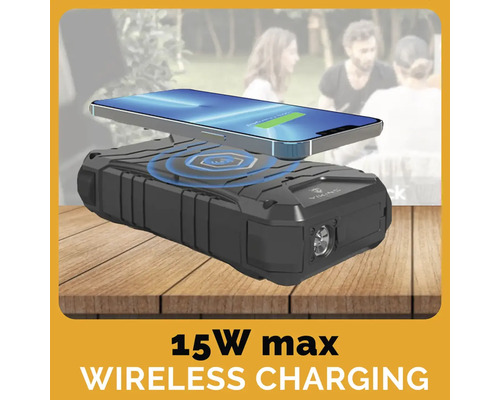 Čierna prenosná nabíjačka so smartfónom, ktorý sa bezdrôtovo nabíja