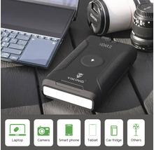 Zobrazená powerbanka s LED svetlom, obklopená notebookom, fotoaparátom a objektívom.