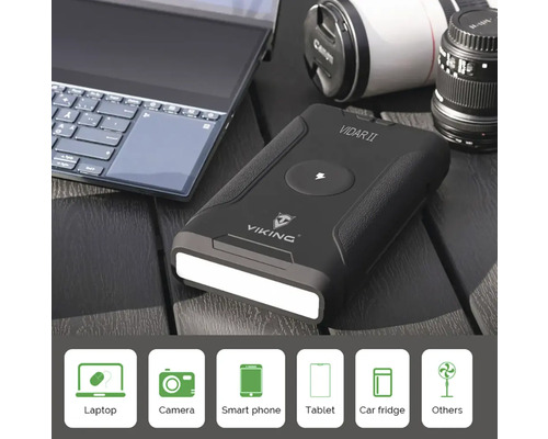 Zobrazená powerbanka s LED svetlom, obklopená notebookom, fotoaparátom a objektívom.