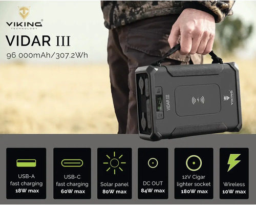 Napájacia stanica Viking Vidar III s USB-A, USB-C, solárnym panelom, DC výstupom, zásuvkou zapaľovača cigariet 12 V a funkciou bezdrôtového nabíjania, držaná osobou.