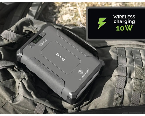 Sivá powerbanka Viking Vidar III s funkciou bezdrôtového nabíjania na olivovozelenom pozadí