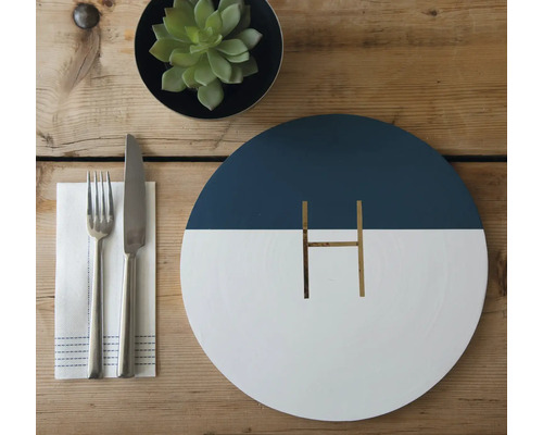 Dekoratívny stôl s príbormi, obrúskom a rastlinou ako dekorácia stola