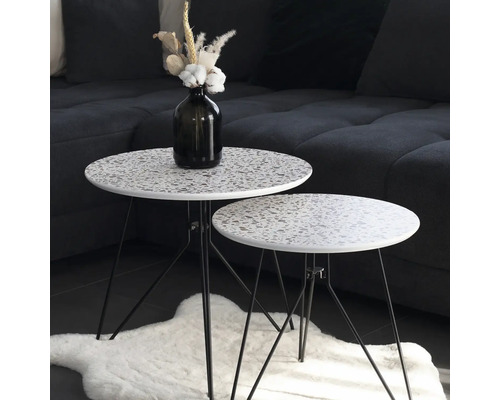 Dva okrúhle konferenčné stolíky so vzorom terazzo na koberci