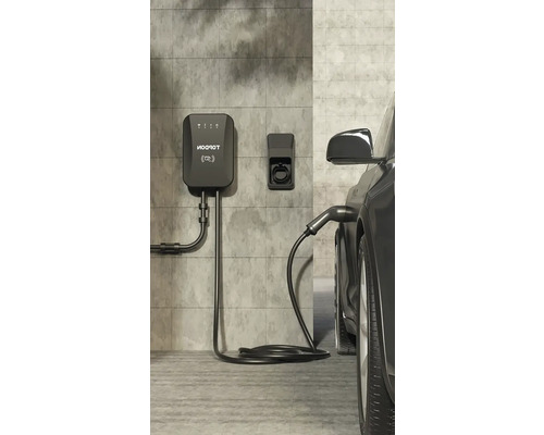 Nabíjacia stanica pre elektromobily na stene pripojená k elektrickému vozidlu