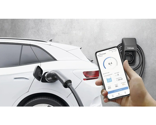 Elektromobil pri nabíjacej stanici s aplikáciou pre inteligentné telefóny na sledovanie nabíjania