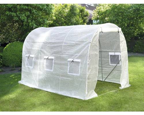 Skleník na trávniku v záhrade