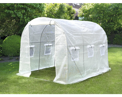 Fóliový skleník na trávniku