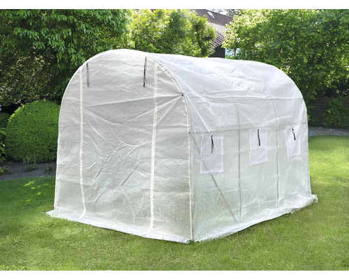 Fóliový skleník na trávniku v záhrade.